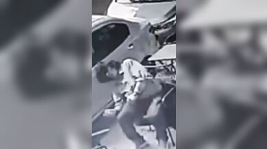 Skleněná výplň z balkonu zranila muže v kavárně v Buenos Aires