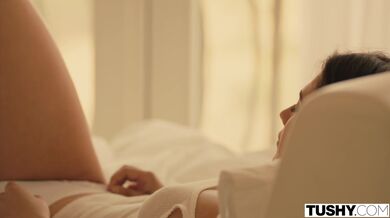 TUSHY - Eva Lovia si užívá dvojité penetrace se dvěma svalnatými muži
