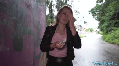 Public Agent si v dešti vyzvedl tuhle atletickou blondýnku