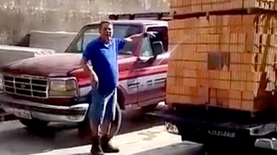 Pokus o přepravu hromady cihel pickupem