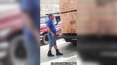 Pokus o přepravu hromady cihel pickupem