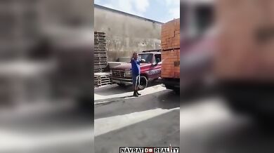 Pokus o přepravu hromady cihel pickupem