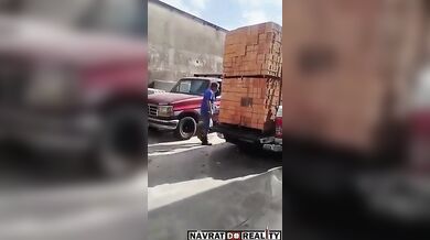 Pokus o přepravu hromady cihel pickupem