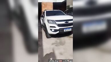 Pokus o přepravu hromady cihel pickupem