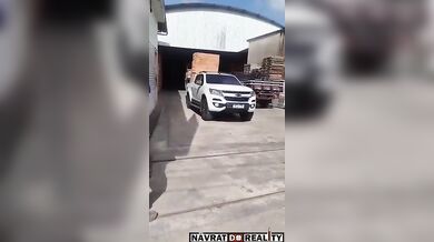 Pokus o přepravu hromady cihel pickupem