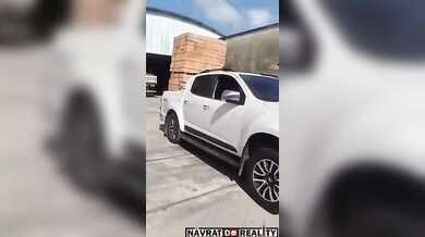 Pokus o přepravu hromady cihel pickupem