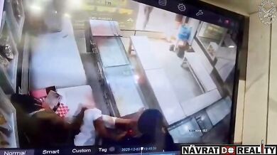 Loupežný útok s pepřem a nožem skončil smrtí obchodníka