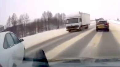 Čtyři mrtví po čelní srážce osobního auta s nákladním vozidlem