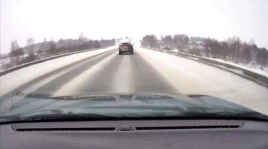 Čtyři mrtví po čelní srážce osobního auta s nákladním vozidlem