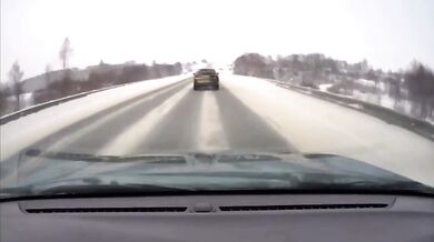 Čtyři mrtví po čelní srážce osobního auta s nákladním vozidlem