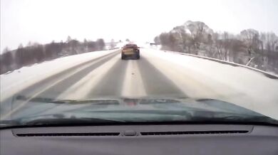 Čtyři mrtví po čelní srážce osobního auta s nákladním vozidlem