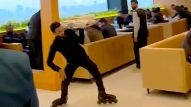 Číšník na bruslích v restauraci...