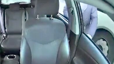 Otevřené dveře auta vs. projíždějící autobus