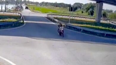 Sražení motorkáře na křižovatce