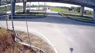 Sražení motorkáře na křižovatce