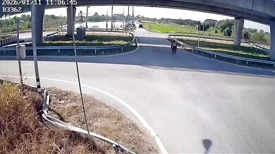 Sražení motorkáře na křižovatce