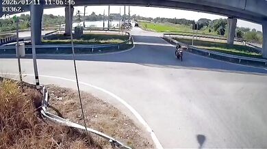 Sražení motorkáře na křižovatce