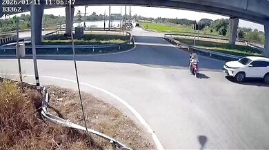 Sražení motorkáře na křižovatce