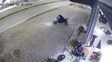 Organizovaná krádež motocyklů z prodejny