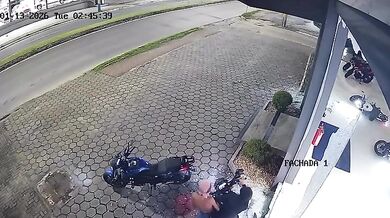 Organizovaná krádež motocyklů z prodejny