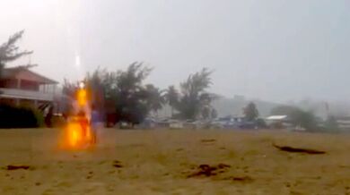 Tři američtí chlapci zasaženi bleskem na pláži