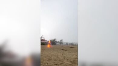 Tři američtí chlapci zasaženi bleskem na pláži