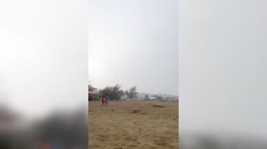 Tři američtí chlapci zasaženi bleskem na pláži