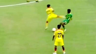 Brutální faul v indonéské lize skončil doživotním zákazem fotbalu