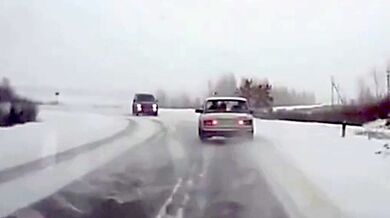 Nezvládnutí zatáčky na kluzké silnici