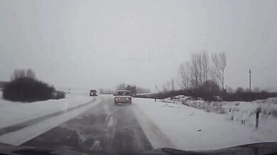 Nezvládnutí zatáčky na kluzké silnici