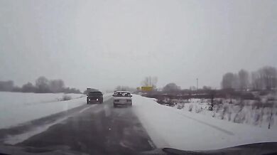 Nezvládnutí zatáčky na kluzké silnici