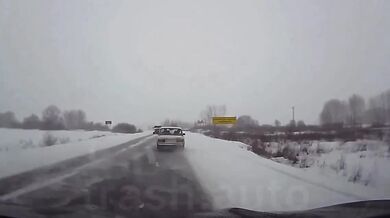 Nezvládnutí zatáčky na kluzké silnici