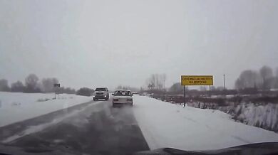 Nezvládnutí zatáčky na kluzké silnici