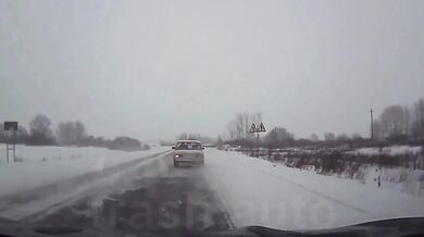 Nezvládnutí zatáčky na kluzké silnici