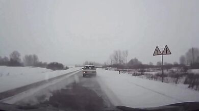 Nezvládnutí zatáčky na kluzké silnici