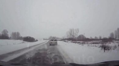 Nezvládnutí zatáčky na kluzké silnici