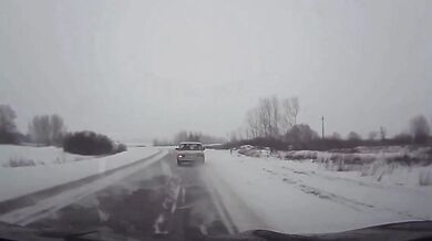 Nezvládnutí zatáčky na kluzké silnici