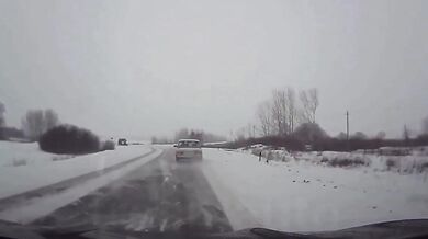 Nezvládnutí zatáčky na kluzké silnici