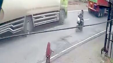 Čelní střet motorkáře s náklaďákem