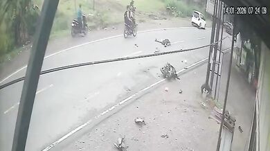 Čelní střet motorkáře s náklaďákem