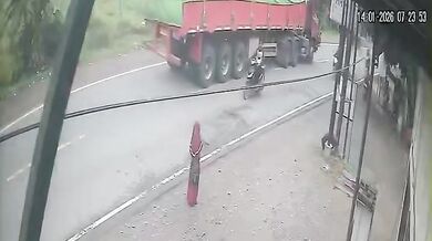 Čelní střet motorkáře s náklaďákem