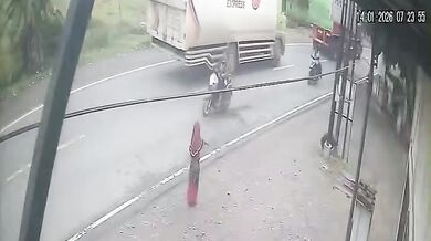 Čelní střet motorkáře s náklaďákem