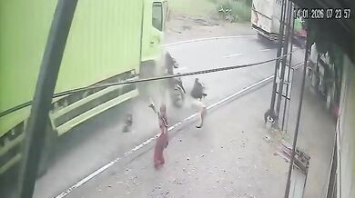 Čelní střet motorkáře s náklaďákem
