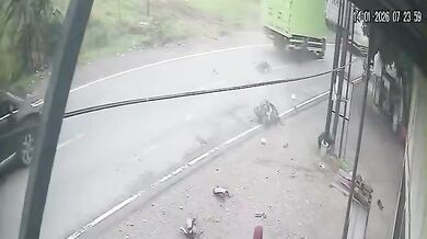 Čelní střet motorkáře s náklaďákem