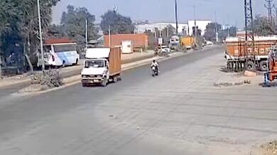 Sražení a přejetí motorkáře při odbočování