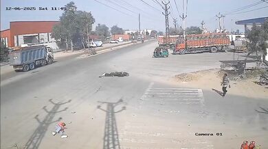 Sražení a přejetí motorkáře při odbočování