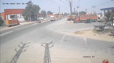 Sražení a přejetí motorkáře při odbočování