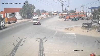 Sražení a přejetí motorkáře při odbočování