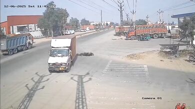 Sražení a přejetí motorkáře při odbočování