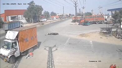 Sražení a přejetí motorkáře při odbočování